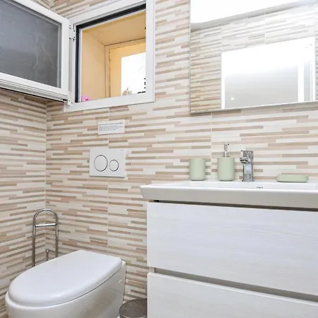 1 Bedroom Lovely In Holiday home *